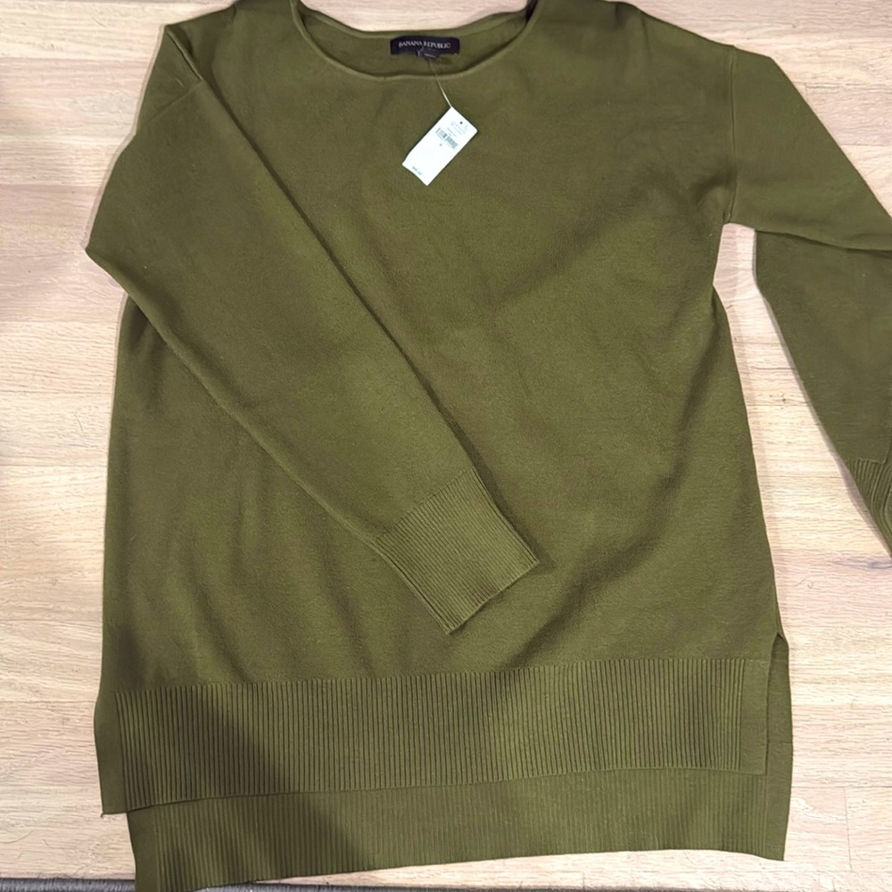 NWT Banana Republic sz S mid weight sweater in army green.
